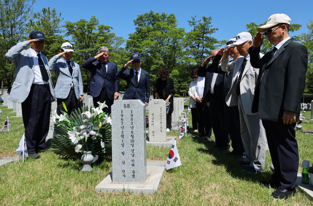 현충일을 사흘 앞둔 3일 오전 서울 동작구 국립서울현충원 묘역에서 해군사관학교 19기 졸업생들이 참배하고 있다. <연합뉴스>